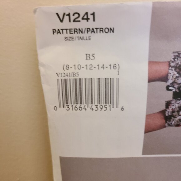 Three Vintage Vogue Patterns - Picture 5 of 10